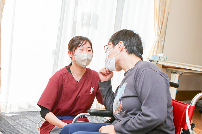 介護職員が入居者に対して個別のケアや健康チェックを行っている様子